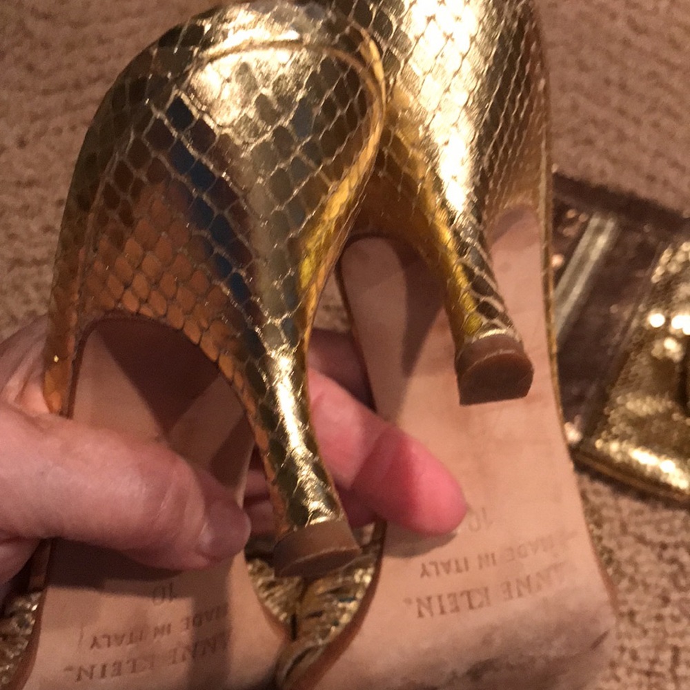 ANNE KLEIN GOLD LEATHER SANDALS AND GOLD BAG - Picture 10 of 15